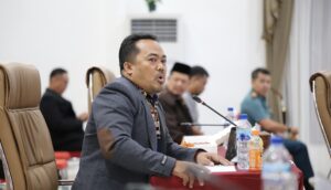 Anggota DPRD Kota Bontang, Faisal, saat menyampaikan keluhan warga dalam rapat bersama Pemkot Bontang, Senin 23 Juni 2025 (dok: Humas DPRD Bontang)