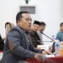 Anggota DPRD Kota Bontang, Faisal, saat menyampaikan keluhan warga dalam rapat bersama Pemkot Bontang, Senin 23 Juni 2025 (dok: Humas DPRD Bontang)