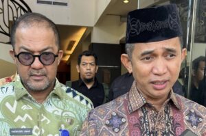 Wali Kota Balikpapan, Rahmad Mas’ud (kanan) usai mengukuhkan Pengurus Forum Komunikasi Persatuan Pedagang Seluruh Pasar Rakyat periode 2025–2029, Kamis 3 Juli 2025 (dok: han/katakaltim)