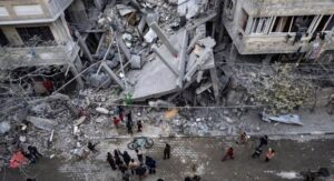 Gedung yang hancur di Rafah akibat serangan Israel (dok: VOA)