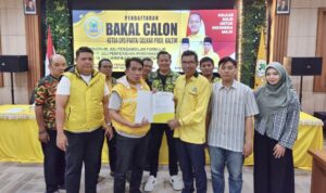 Tim pemenangan H Rudy Mas’ud saat mengambil formulir calon Ketua DPD Partai Golkar Kaltim (dok: Agu/katakaltim)