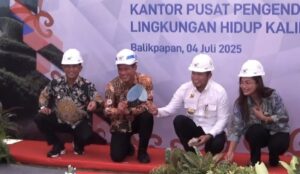 Ground breaking pembangunan Pusdal Regional Kalimantan ini dilakukan langsung oleh Menteri Lingkungan Hidup, Hanif Faisol Nurofiq didampingi Gubernur Kaltim, Rudi Mas’ud serta Walikota Balikpapan, Rahmad Mas’ud, Jumat (4/7/2025). (Dok: han/katakaltim)