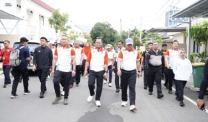 Dalam rangka puncak peringatan Hari Bhayangkara ke-79, Polda Kalimantan Timur menggelar kegiatan jalan santai yang berlangsung meriah di Lapangan M. Jasin, Mako Sat Brimob Polda Kaltim, Kawasan Stal Kuda, Balikpapan, Sabtu (05/07/25). (Dok: han/katakaltim)