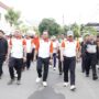 Dalam rangka puncak peringatan Hari Bhayangkara ke-79, Polda Kalimantan Timur menggelar kegiatan jalan santai yang berlangsung meriah di Lapangan M. Jasin, Mako Sat Brimob Polda Kaltim, Kawasan Stal Kuda, Balikpapan, Sabtu (05/07/25). (Dok: han/katakaltim)