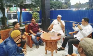 Wakil Gubernur Kaltim, Seno Aji (paling kanan), saat berdiskusi dengan para driver (dok: Ali/katakaltim)