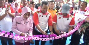 Kapolda Kaltim Irjen Pol Endar Priantoro (kanan) didampingi Gubernur Kaltim H Rudy Mas’ud (tengah) dan Ketua Bhayangkari Polda Kaltim Natasha Endar Priantoro (kiri) saat melakukan peninjauan Satuan Pelayanan Pemenuhan Gizi (SPPG) Polda Kaltim, Sabtu (5/7/2025). (Dok: han/katakaltim)
